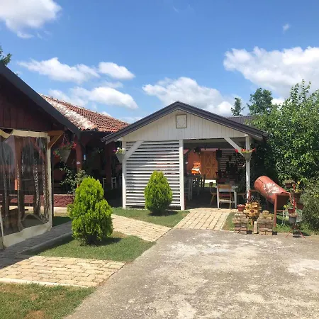 Salas Gnijezdo 招待所