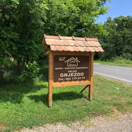 招待所 Salas Gnijezdo